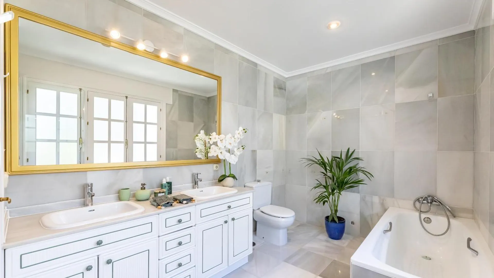 Aurora Boutique House - Only Adults Bed & Breakfast Marbella